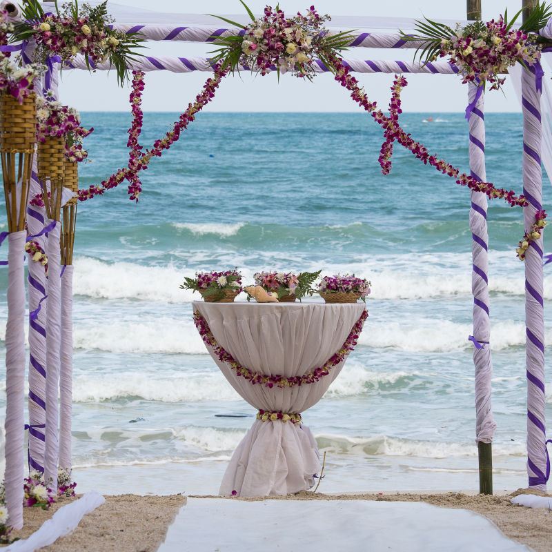 热带沙滩上鲜花装饰的拱门