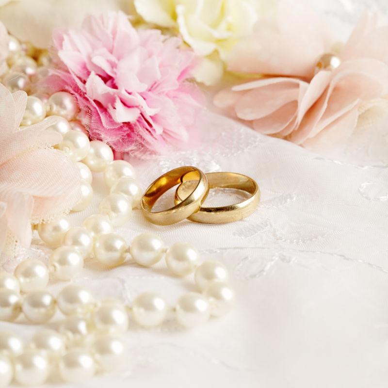 珍珠项链与黄金情侣戒指