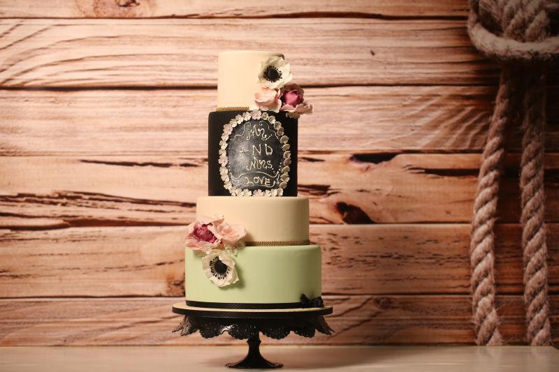 美丽多色的婚礼蛋糕