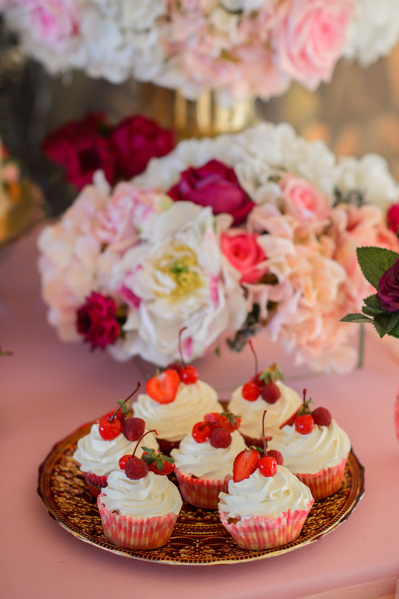 玫瑰花旁边的小蛋糕