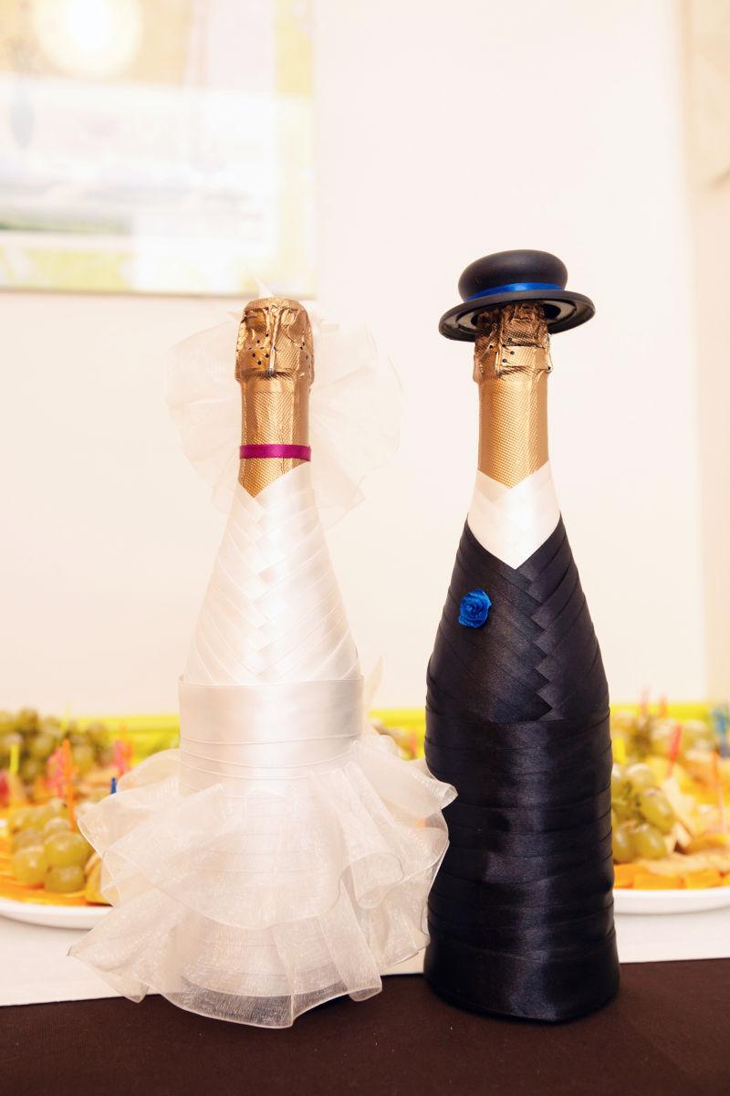 两瓶装饰这婚礼风格的香槟酒