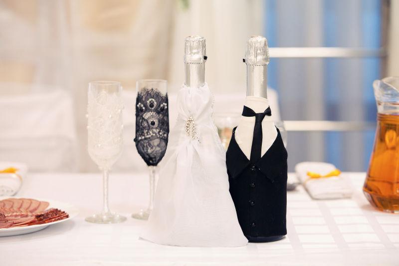 香槟酒瓶上的婚礼装饰