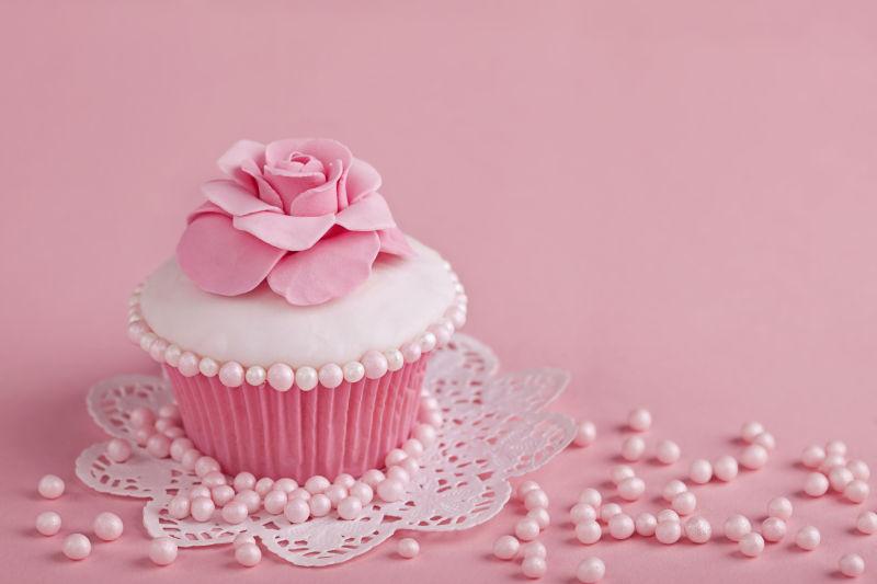 粉红色花的蛋糕