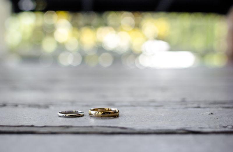 地板上的结婚戒指