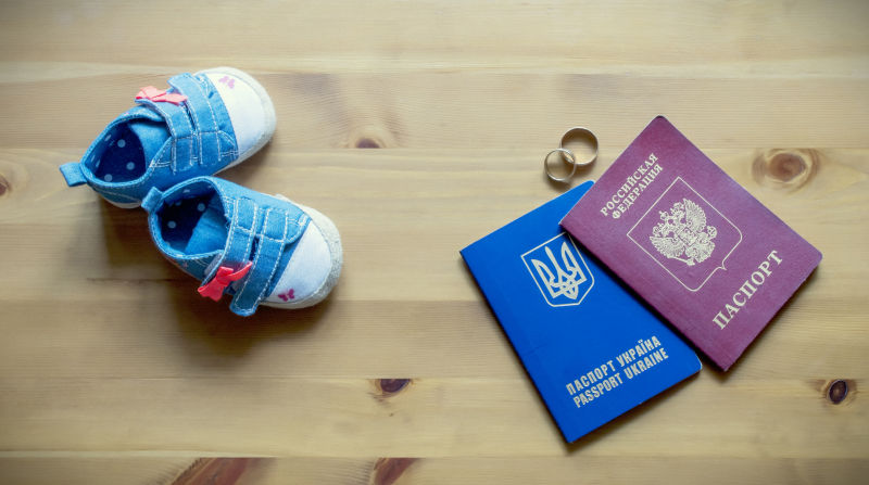 桌上的童鞋戒指和两本护照