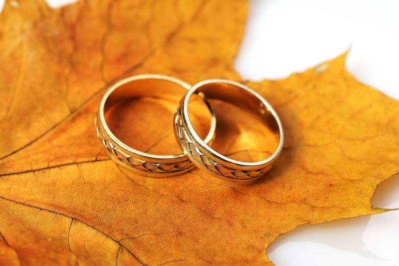 枫叶上的黄金结婚戒指