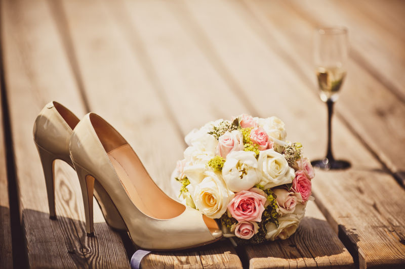 地板上的结婚花球和新娘高跟鞋
