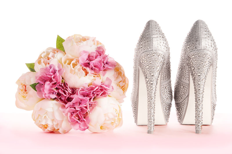 结婚花球与一双时尚的银色高跟鞋