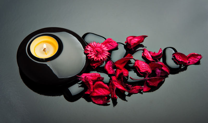 红色的花瓣和黑色的蜡烛