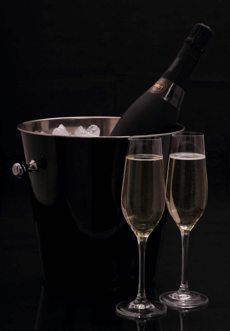 黑色背景中放在冰桶中的香槟酒