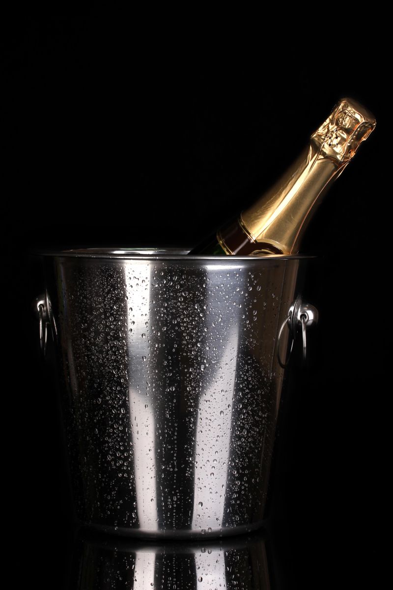 黑色背景下放在桶中的香槟酒
