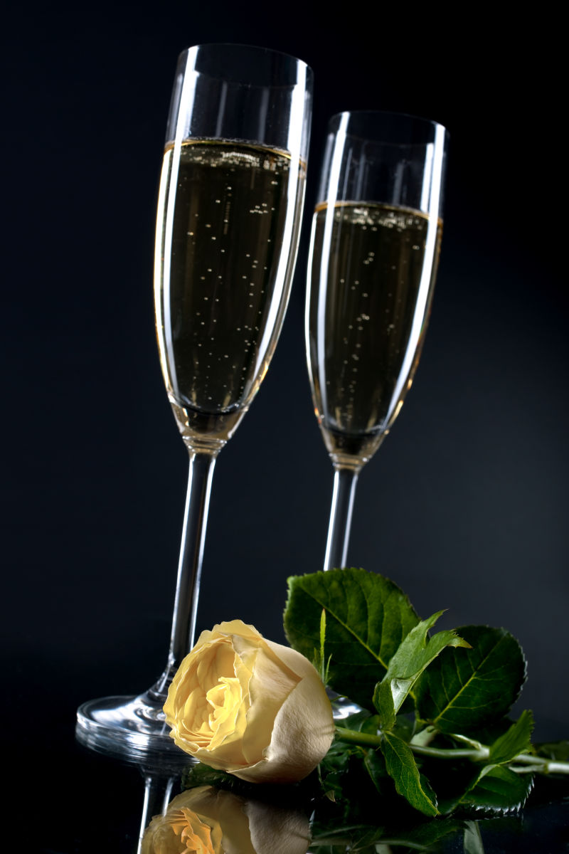 香槟酒与黄玫瑰花