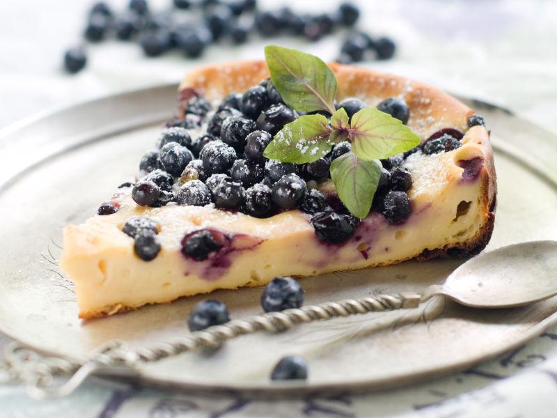 盘里的蓝莓蛋糕