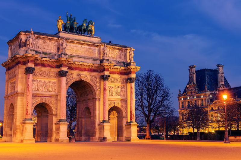 夜幕时分灯火辉煌的法国巴黎凯旋门