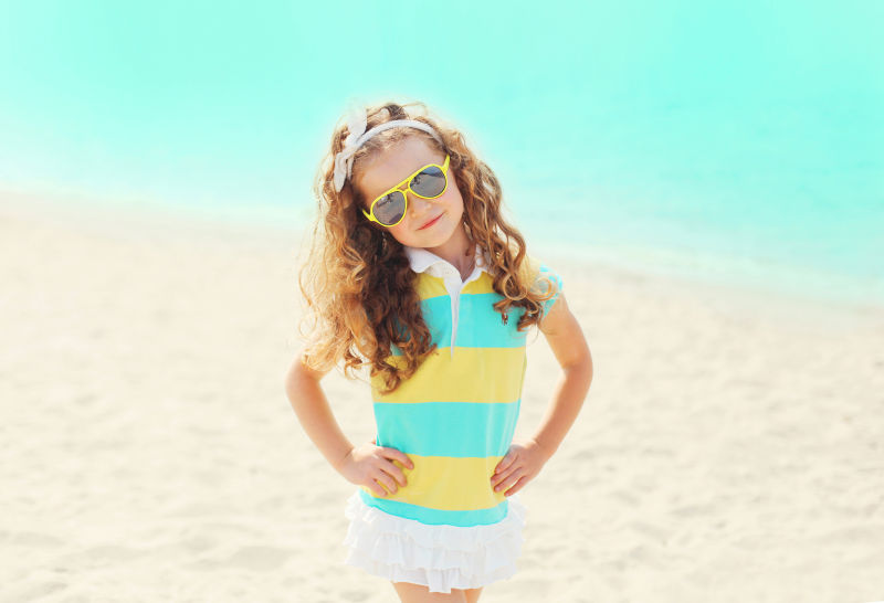 沙滩上的时尚小女孩