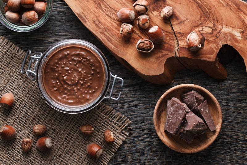 木桌上的坚果和巧克力