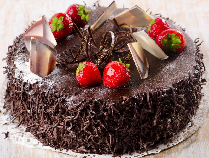 带有草莓的甜巧克力蛋糕
