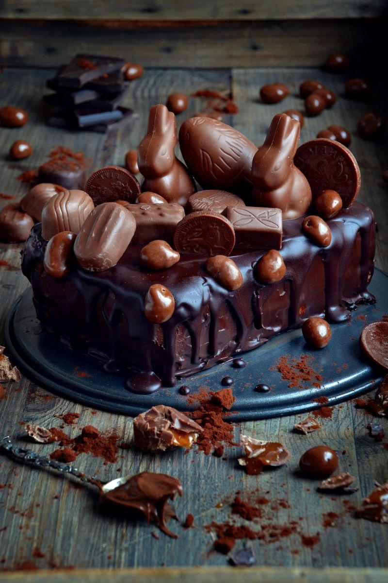 木桌上的巧克力巧克力蛋糕