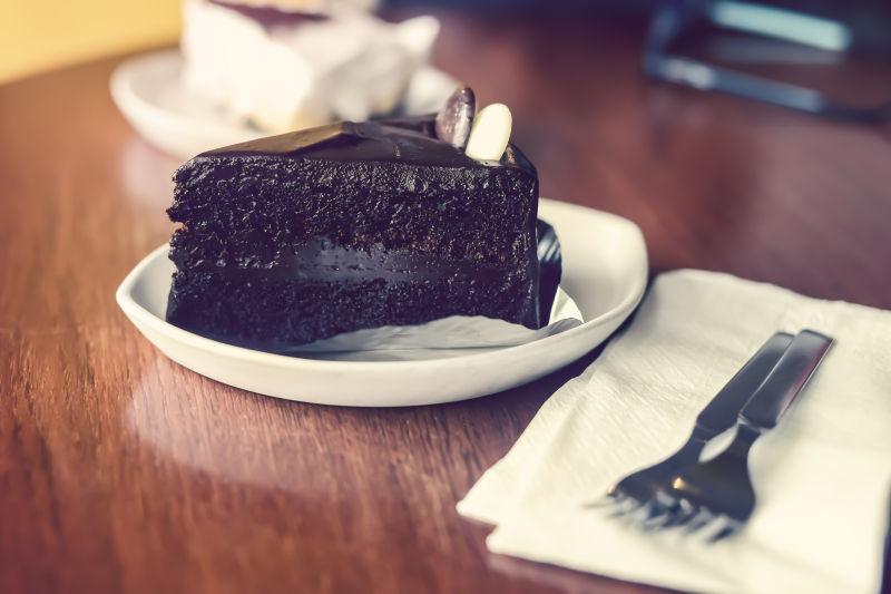 桌子上的巧克力蛋糕和就餐餐具