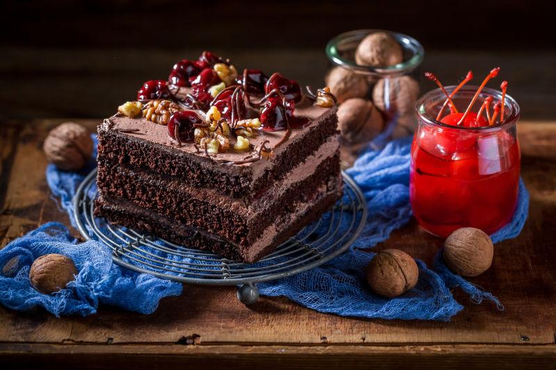 木桌上放着的美味巧克力蛋糕