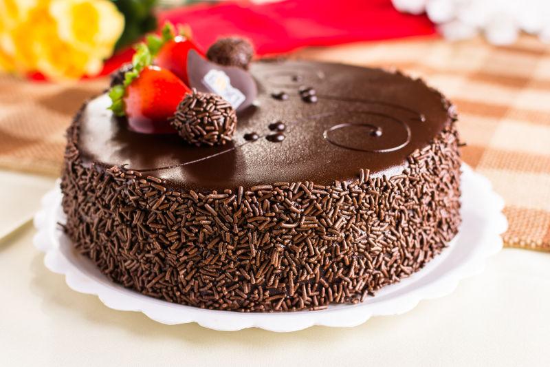 盘子上的巧克力蛋糕