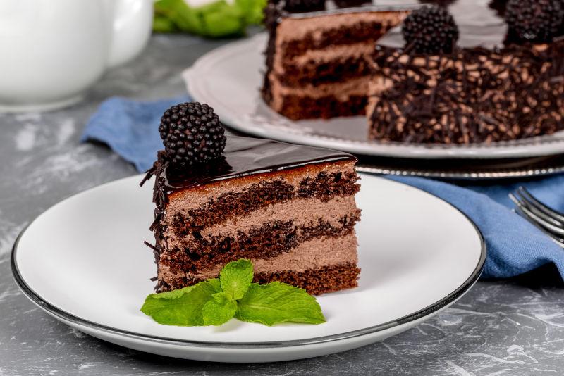 盘子里放着薄荷叶的巧克力蛋糕