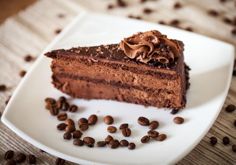 放在盘子里的巧克力蛋糕