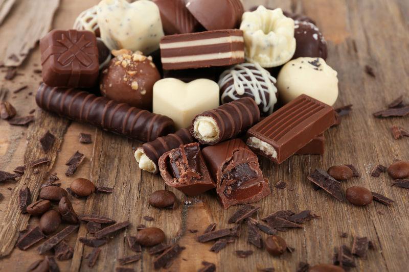 木桌上的美味的巧克力糖果