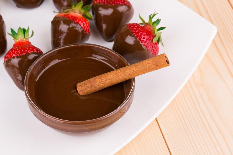 木制的巧克力和草莓