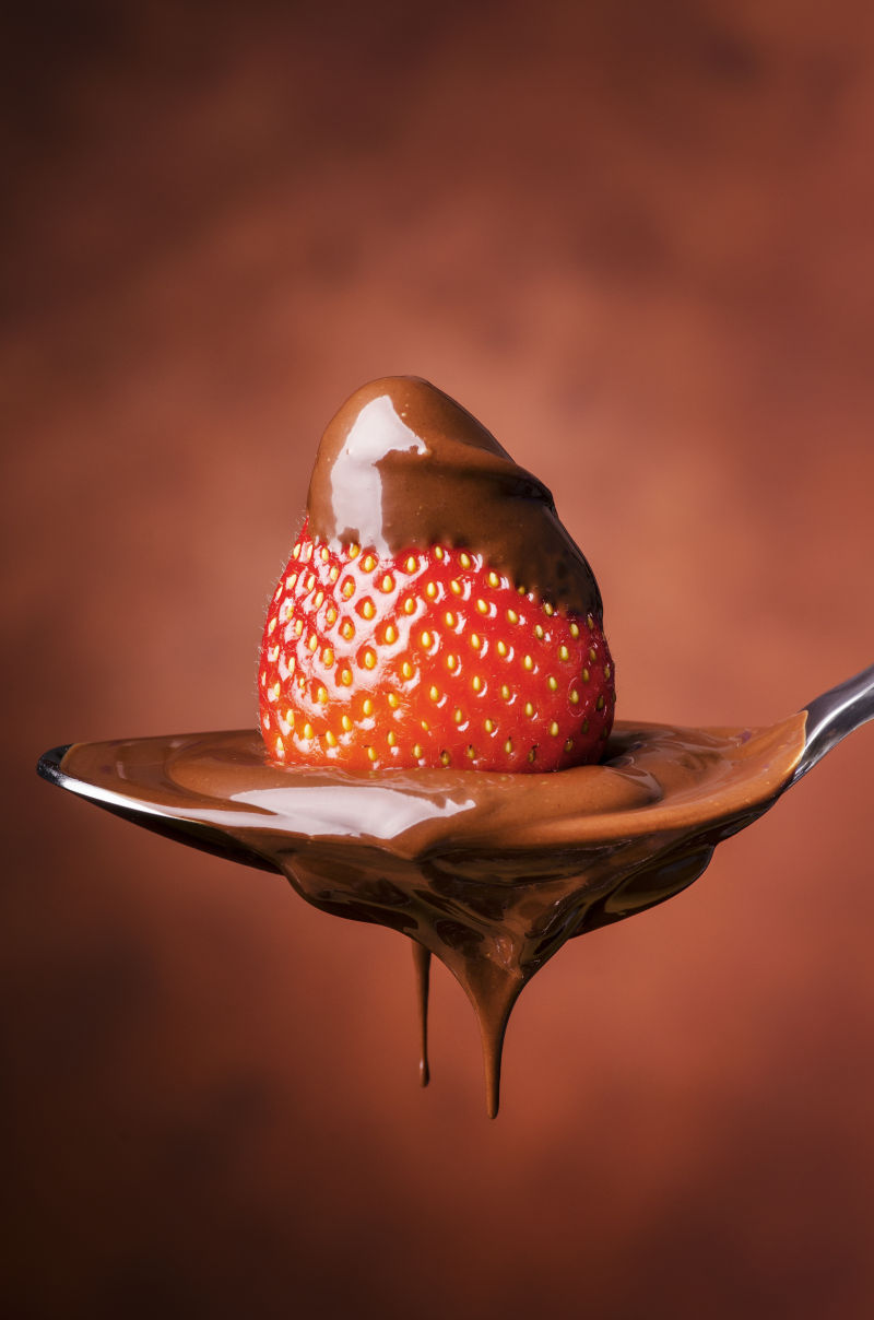勺子里的草莓巧克力