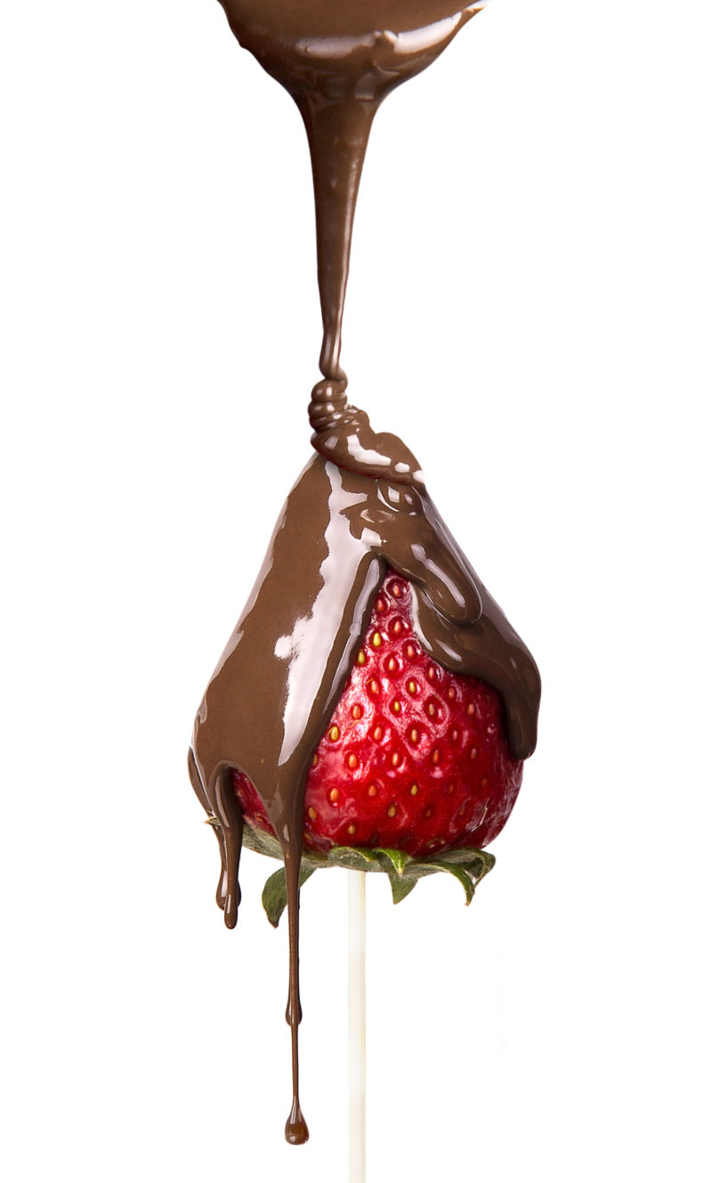 白色背景下的草莓和巧克力