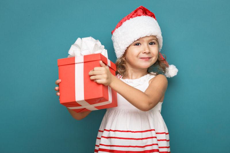 快乐的小女孩带着圣诞礼物盒