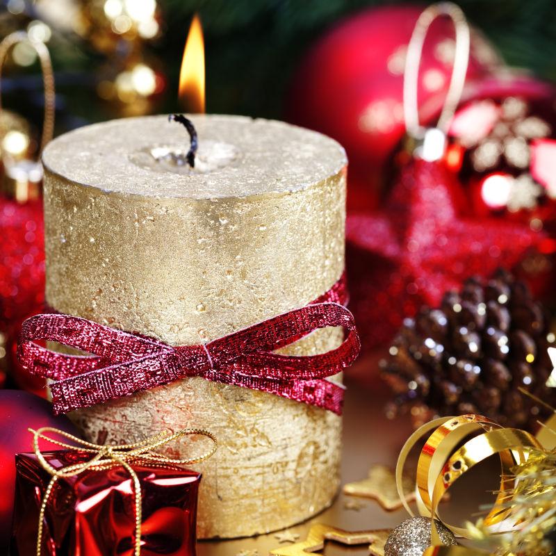 圣诞节装饰品与金色的蜡烛