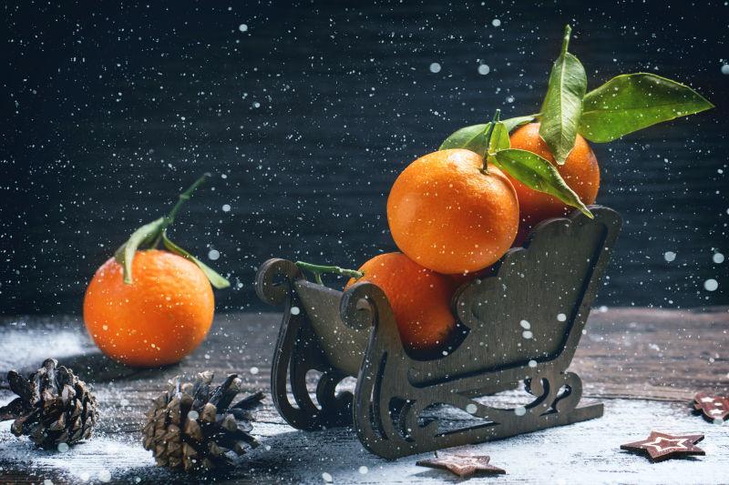 雪橇玩具车上的橘子