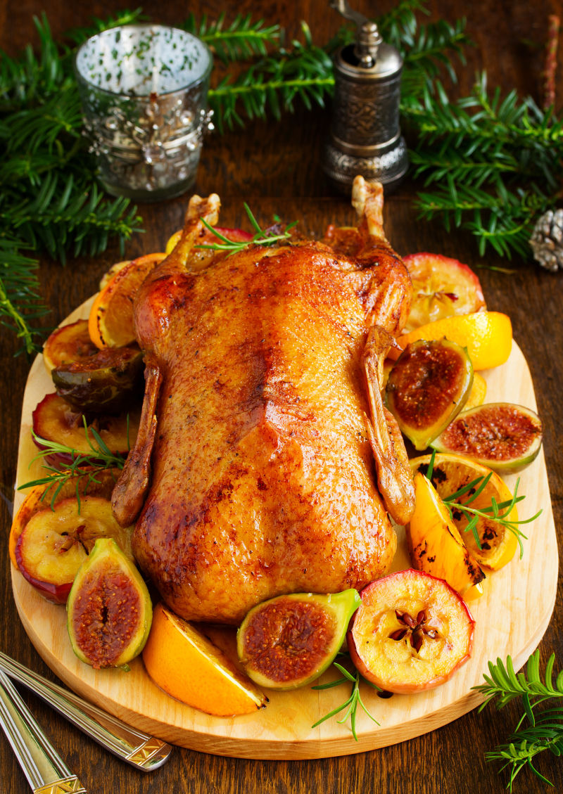 木盘上的圣诞烤鸭