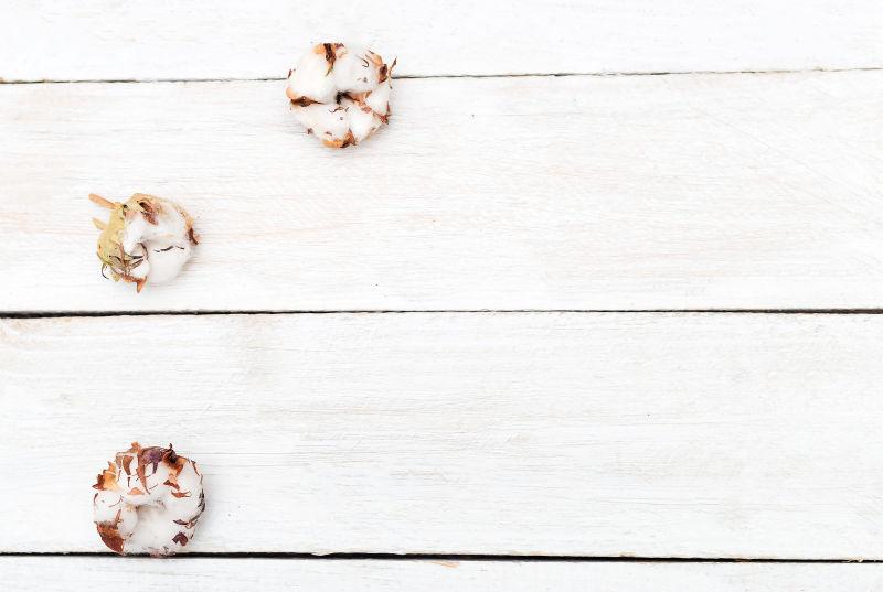 木板上蓬松的白色棉花花