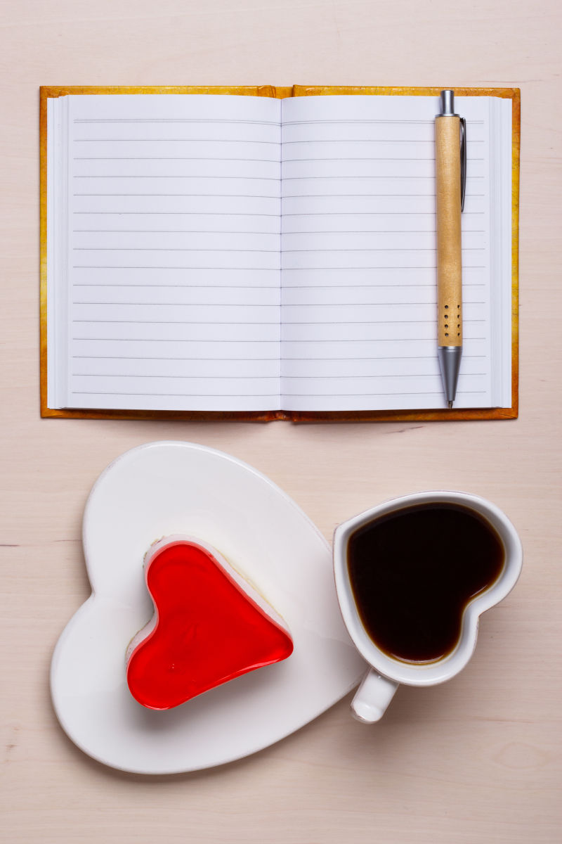 咖啡杯果冻蛋糕和空白的笔记本