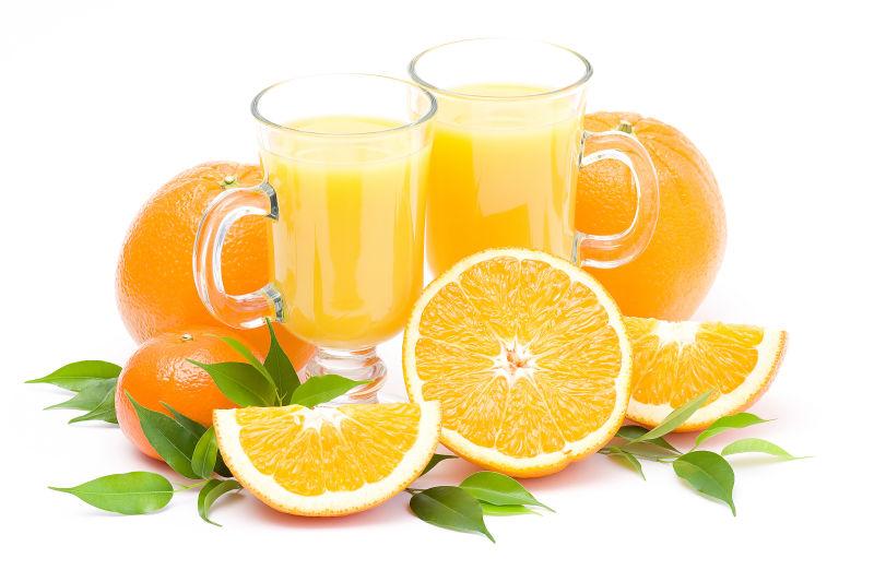 白色背景上的鲜橙子和橙汁