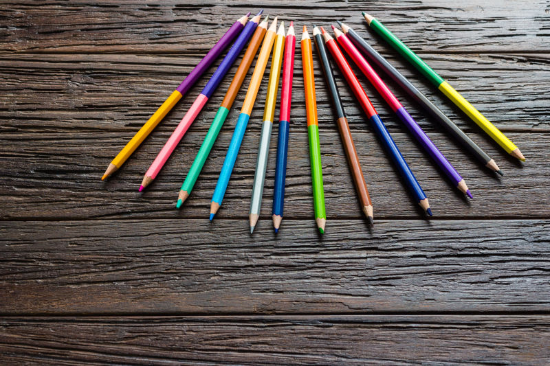 12只两头的彩色铅笔