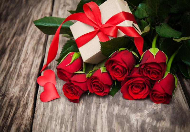 情人节红心红玫瑰和木桌上的礼品盒