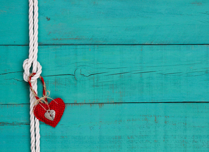 木板上的情人节爱心锁