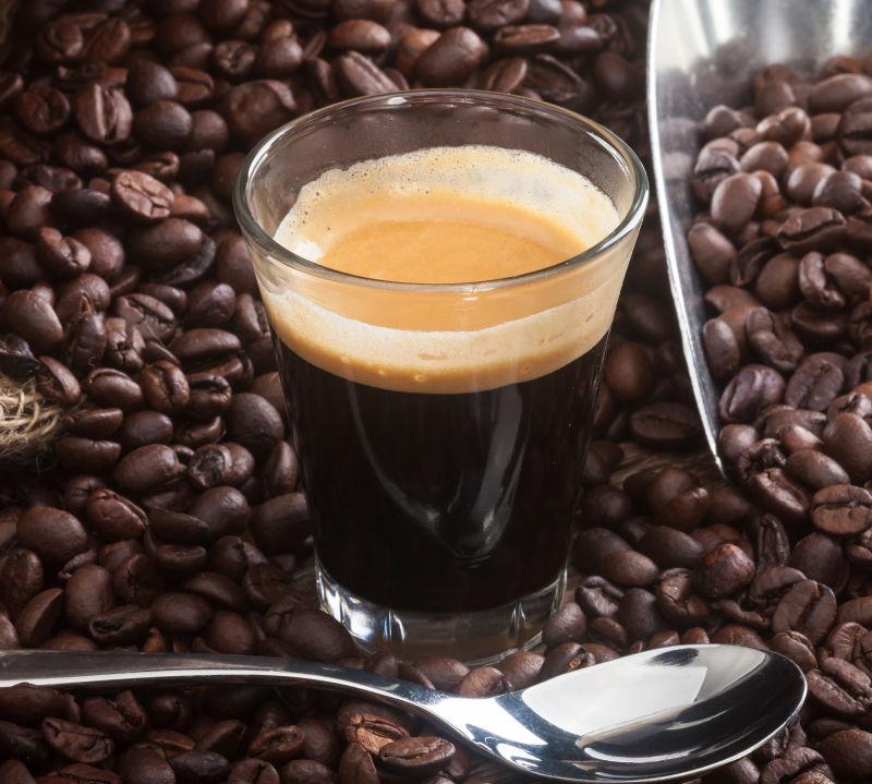 棕色的咖啡豆和美味的咖啡