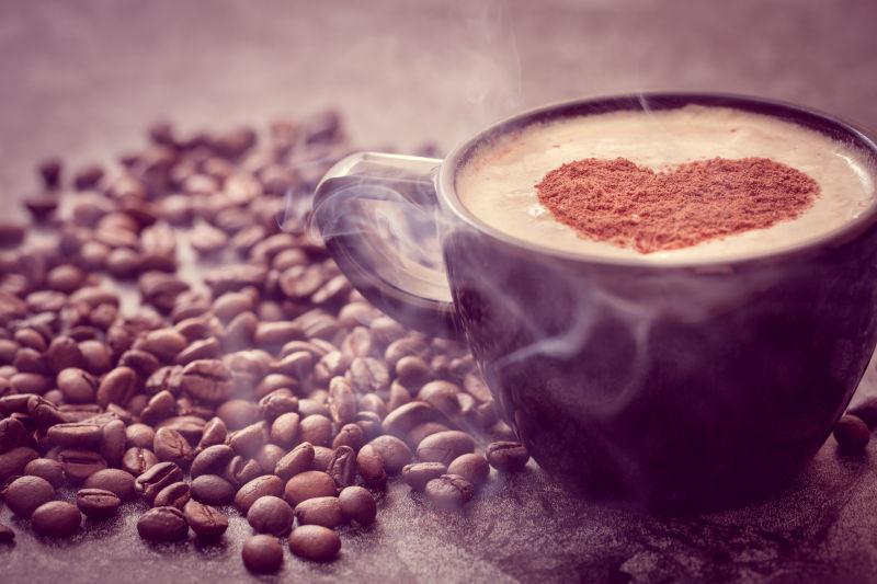 美味的冒着热气的咖啡和棕色的咖啡豆