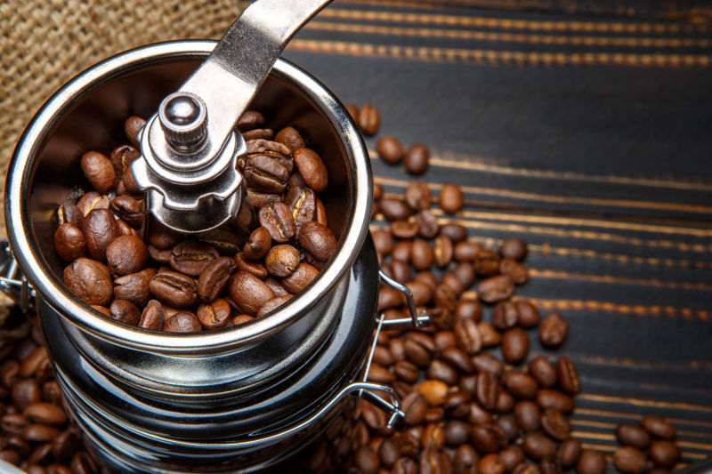 咖啡豆与老式打磨机