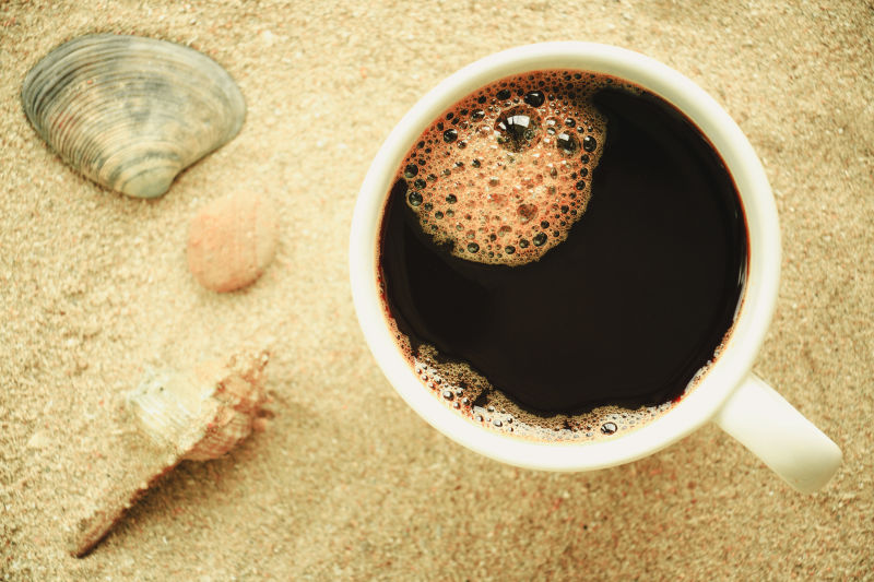 沙滩上的一杯咖啡