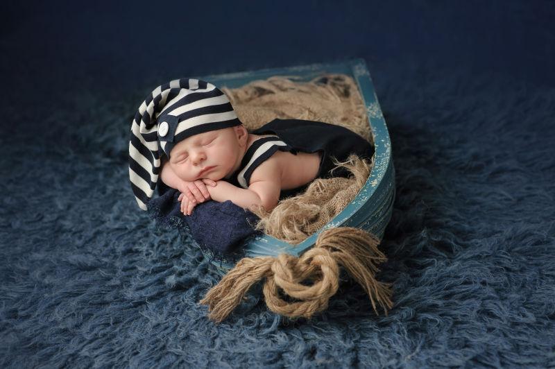 新生婴儿睡在小船上