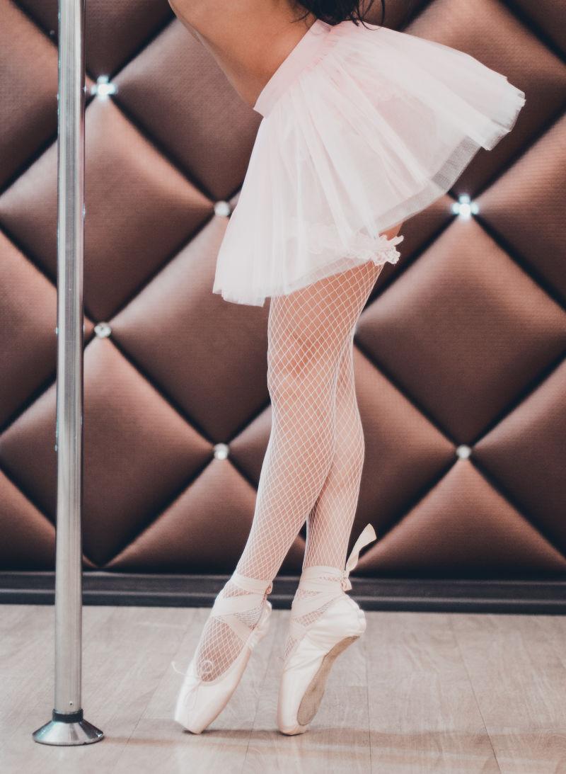 芭蕾舞者的白色芭蕾舞鞋
