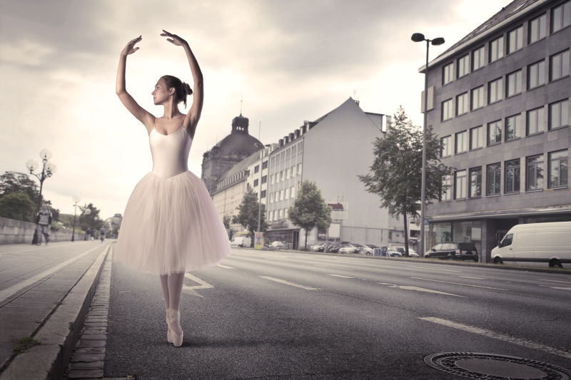 美丽的芭蕾舞女在城市街道上跳舞