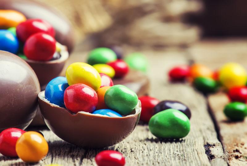 复活节用巧克力蛋和彩色糖果