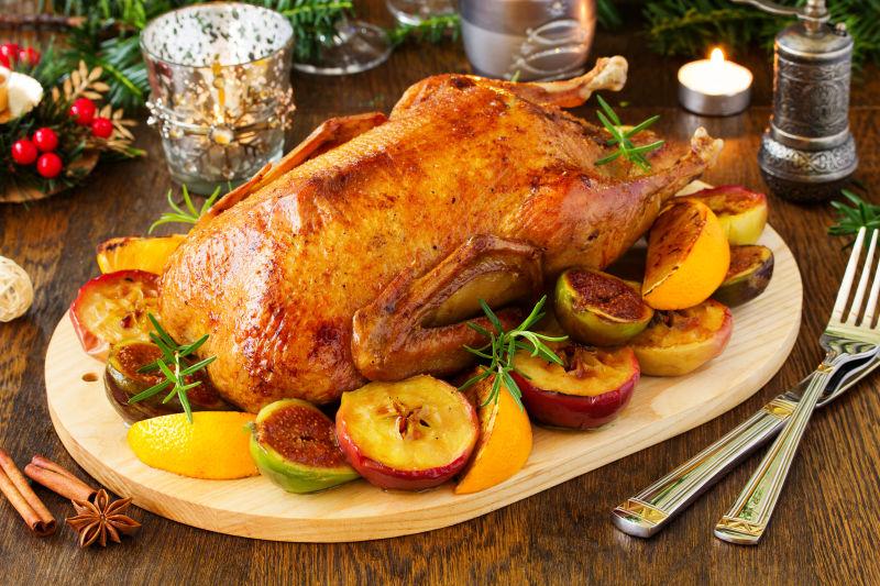 桌子上的圣诞烤鸭
